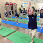 Trẻ vui cười trong tiết học Yoga Kids tại Học viện GYS