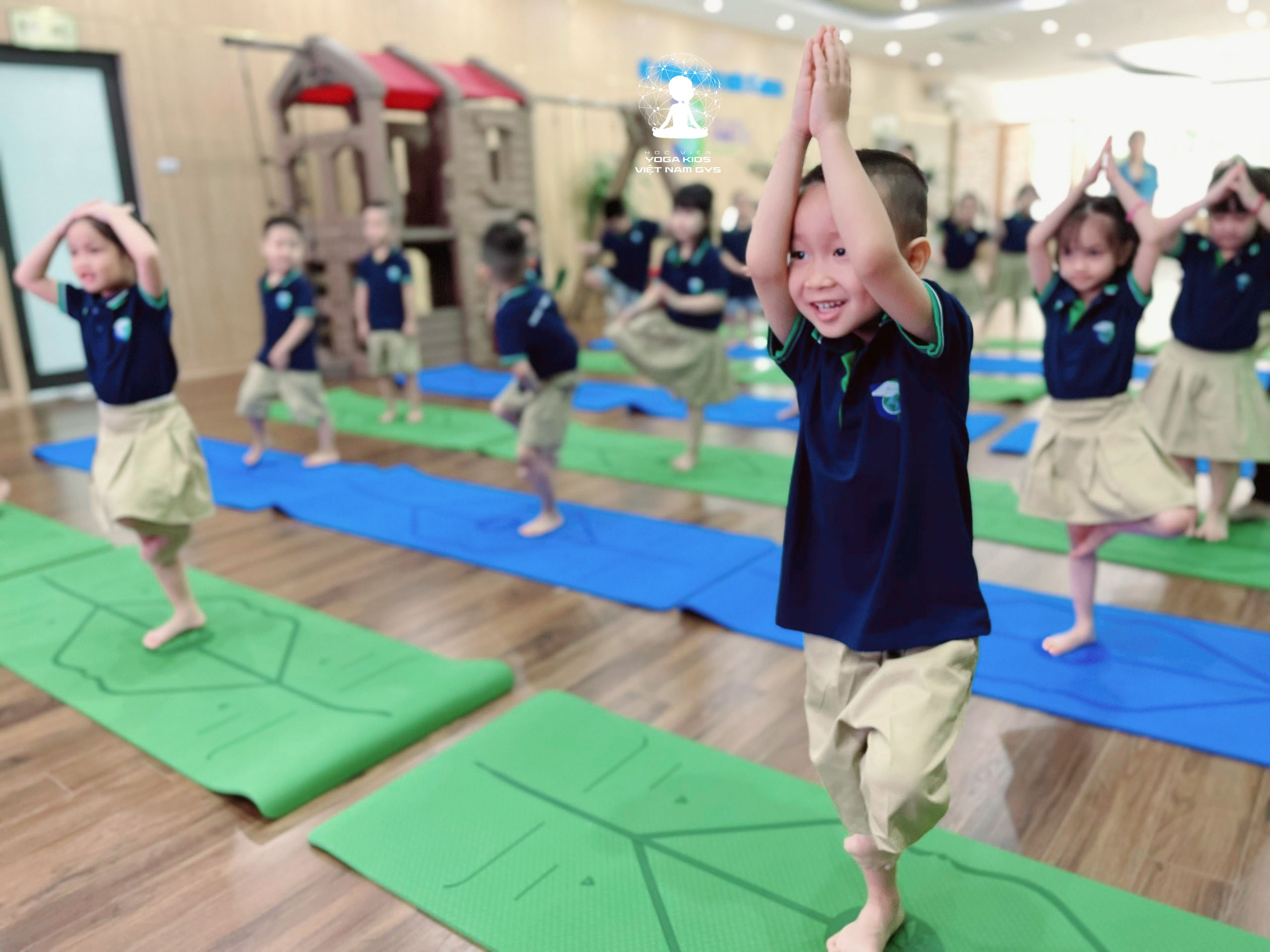 Trẻ vui cười trong tiết học Yoga Kids tại Học viện GYS